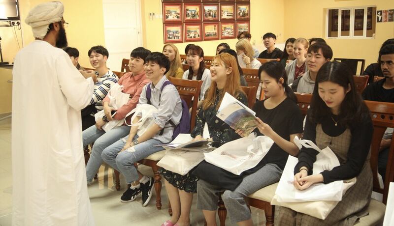 أكثر من 30 طالبا من جنسيات مختلفة يلتحقون لتعلم اللغة العربية في السلطنة