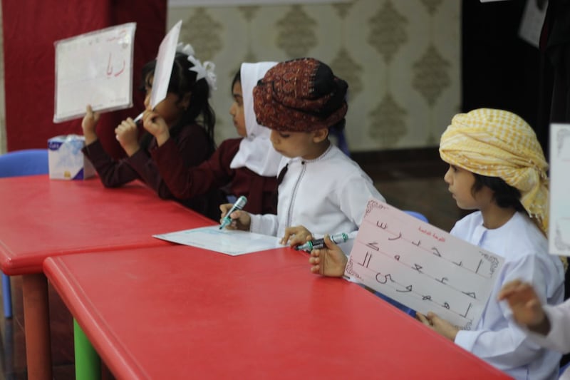 نتائجه سريعة ويناسب كل الأعمار: معلمة عُمانية تبتكر برنامجًا لتدريس حروف اللغة العربية