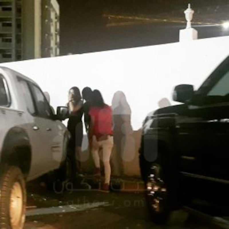 بالصور والفيديو.. كائنات ليلية في شوارع مسقط