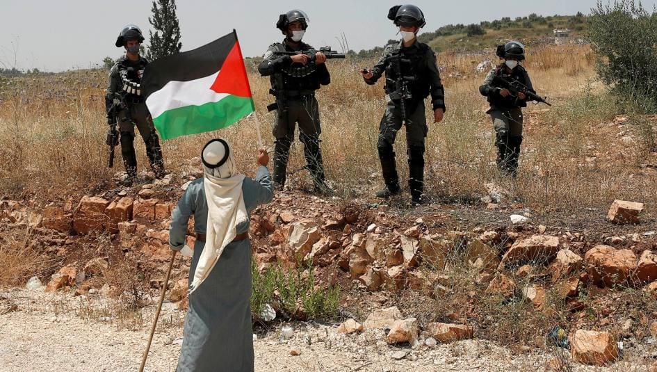 يولد الفلسطيني فيقطعون حبل سرّته ليتصل بأرض فلسطين