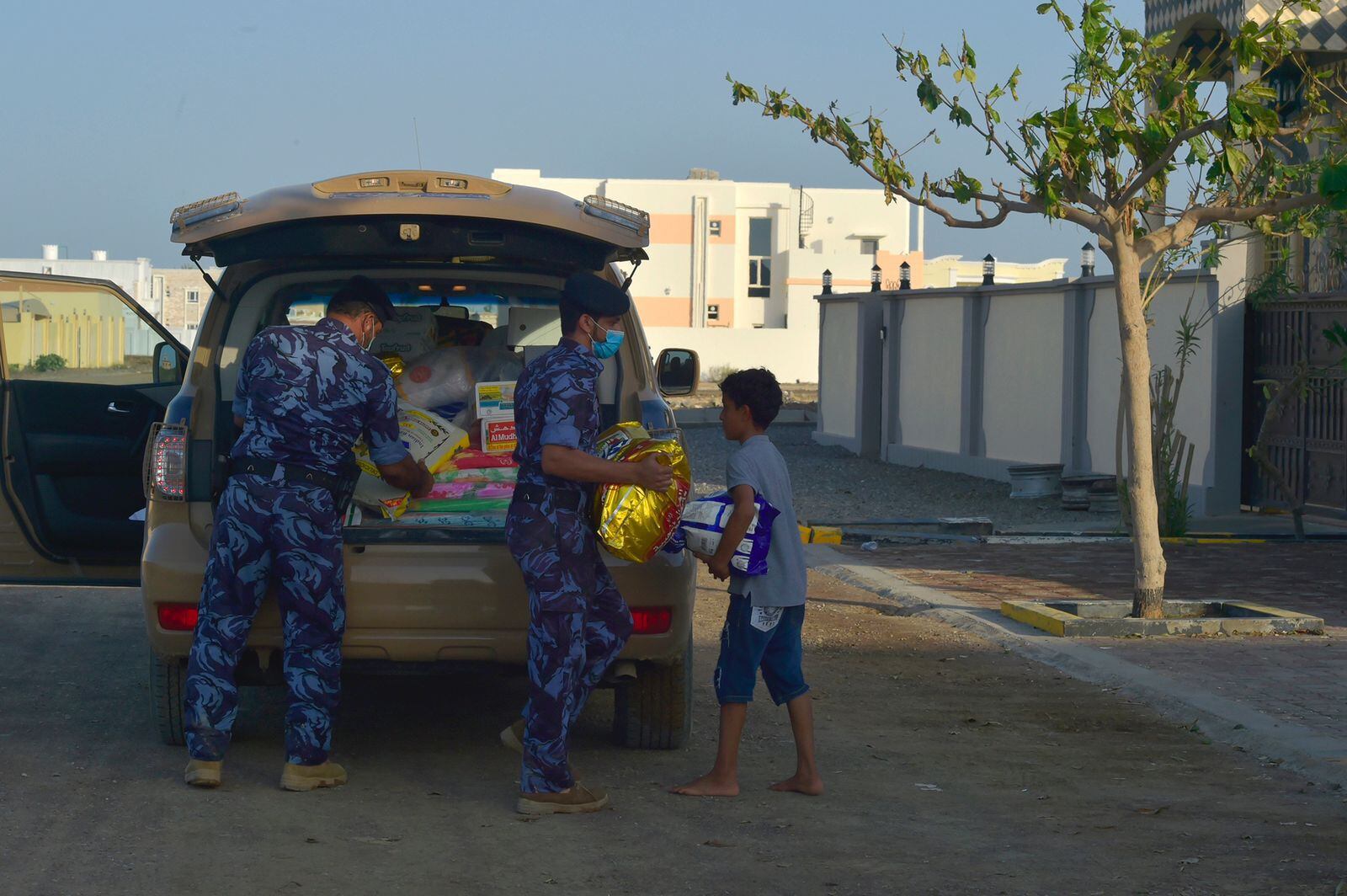 بالصور: شرطة عمان السلطانية في الميدان للتعامل مع تأثيرات شاهين