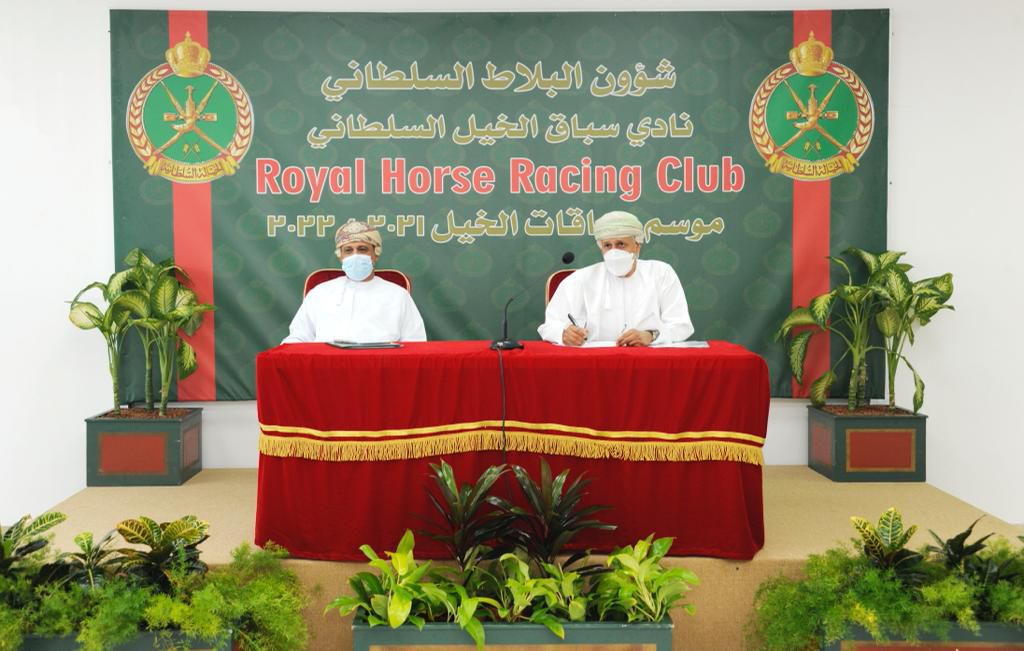 أمين عام شؤون البلاط السلطاني يلتقي بملاك خيول السباق