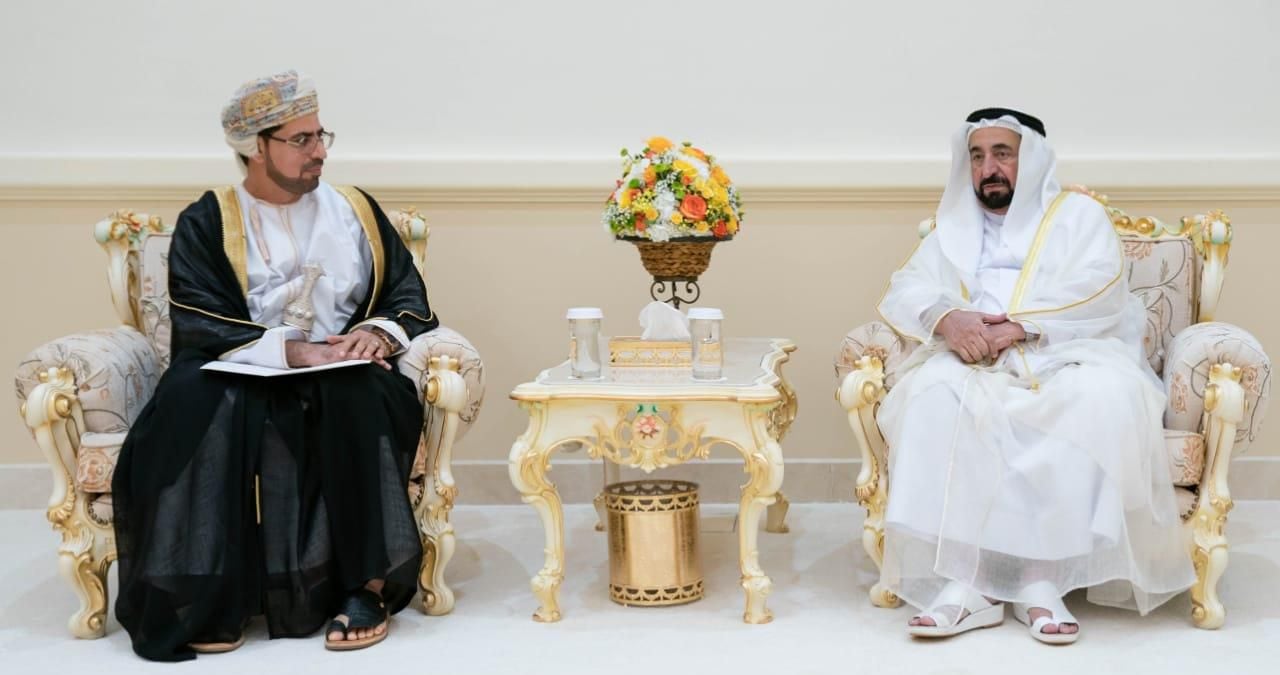 حاكم الشارقة يستقبل وفدًا عمانيًا