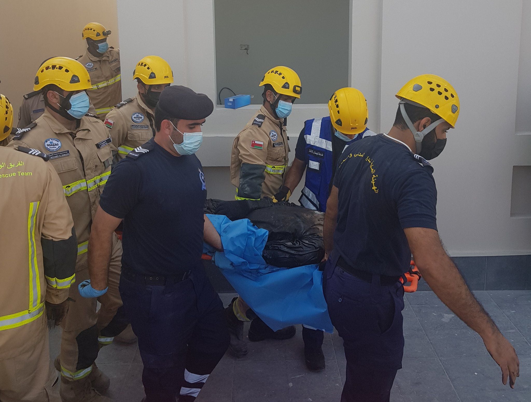 سقوط شخصين من مبنى في المعبيلة