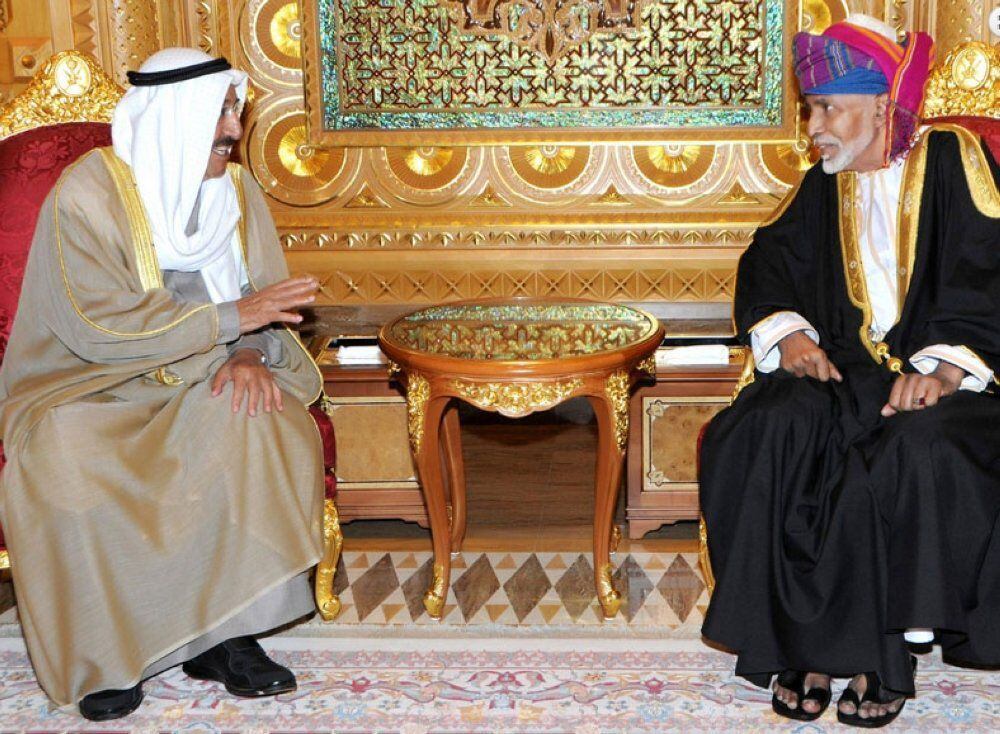 شاهد الإطلالة البهية لجلالة السلطان في استقبال أمير الكويت
