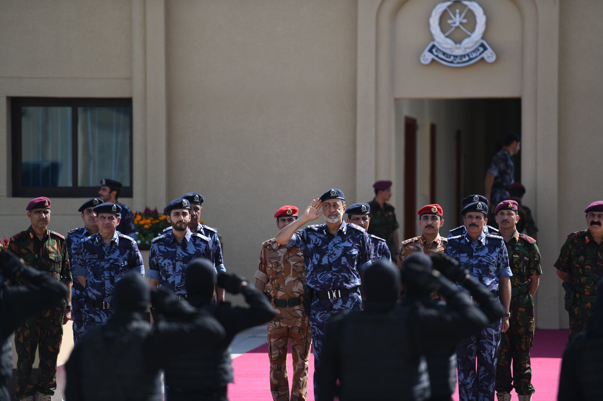 بالصور: جلالة السلطان يزور المهام الخاصة