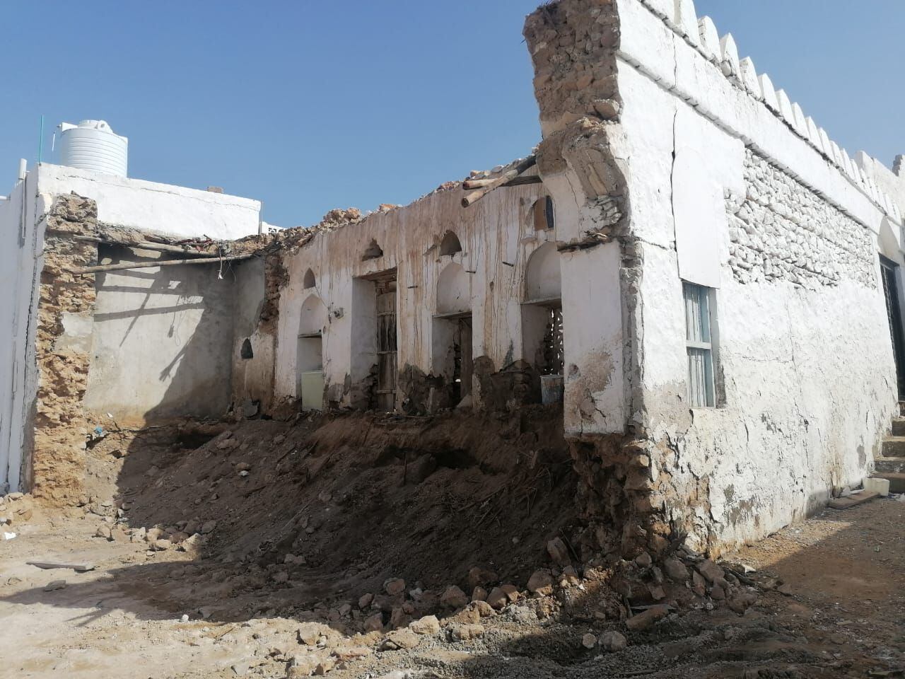 حكايات ترويها جدران المنزل المُنهار في صور جراء الأمطار