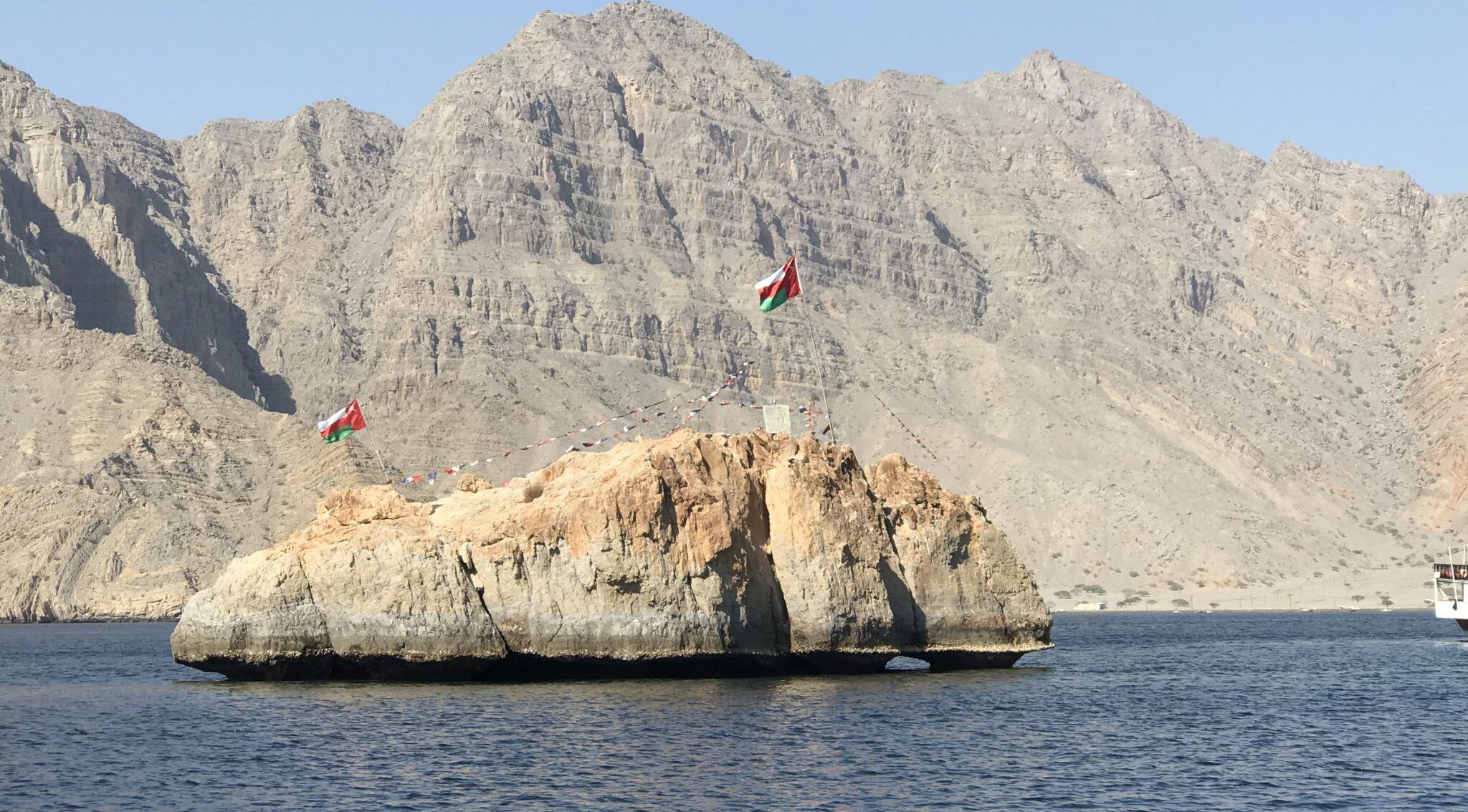 قصيدة لـ عبدالحق العاني: لِي في عُمـــانَ