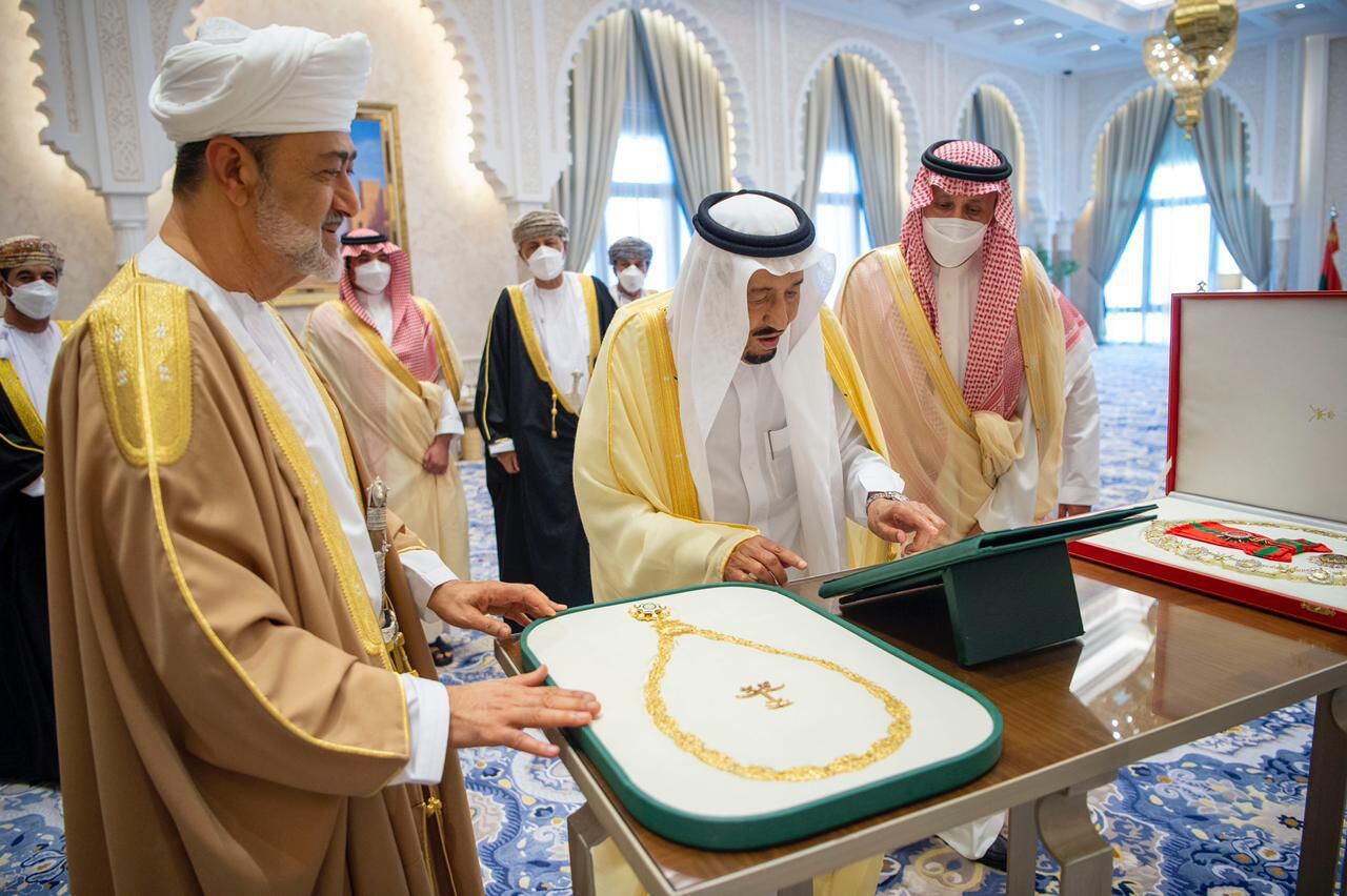 ماهي قلادة “الملك عبد العزيز” التي منحت لجلالة السلطان