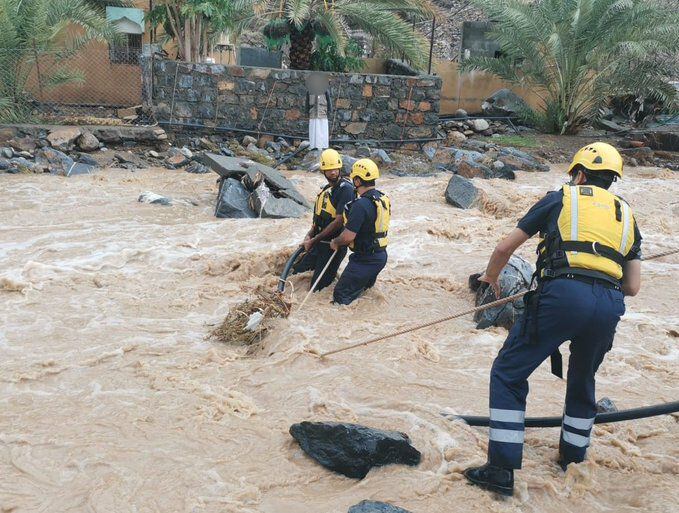 إنقاذ محتجزين جراء الأمطار