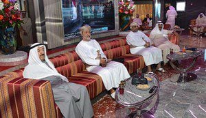 بالصور.. شاهد أمير الكويت وهو يقوم بجولة بحرية في اليخت السلطاني