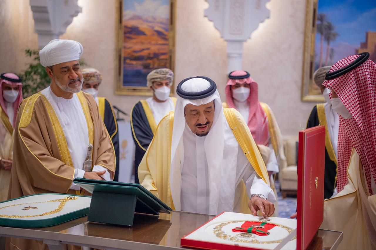 ماهي قلادة “الملك عبد العزيز” التي منحت لجلالة السلطان