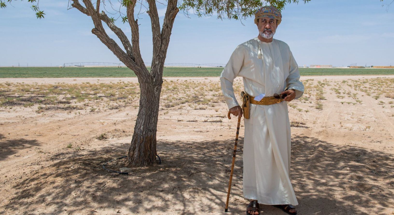 بالصور: جلالة السلطان يزور مزرعة زينة الصحراء