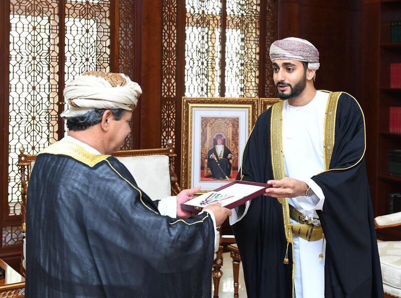 جلالة السلطان يمنح أوسمة لـ 3 إعلاميين