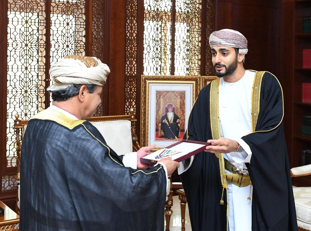 جلالة السلطان يمنح أوسمة لـ 3 إعلاميين