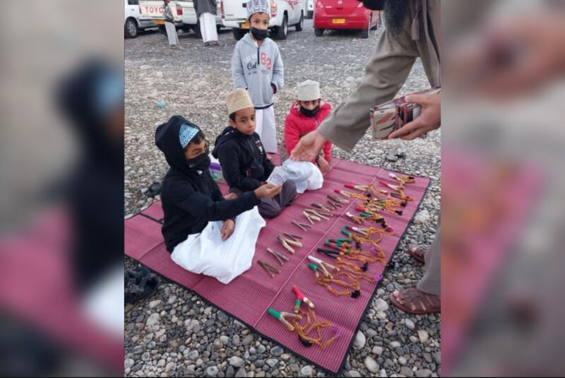 بالصور: تجار صغار في سوق نزوى؛ فما قصتهم وكيف بدأوا؟