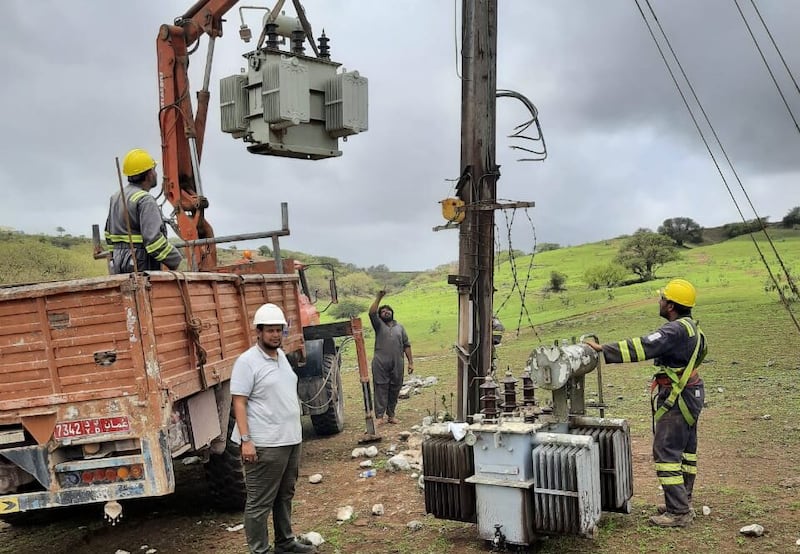 إعادة التيار الكهربائي للمناطق التي تأثرت بمنخفض محافظة ظفار