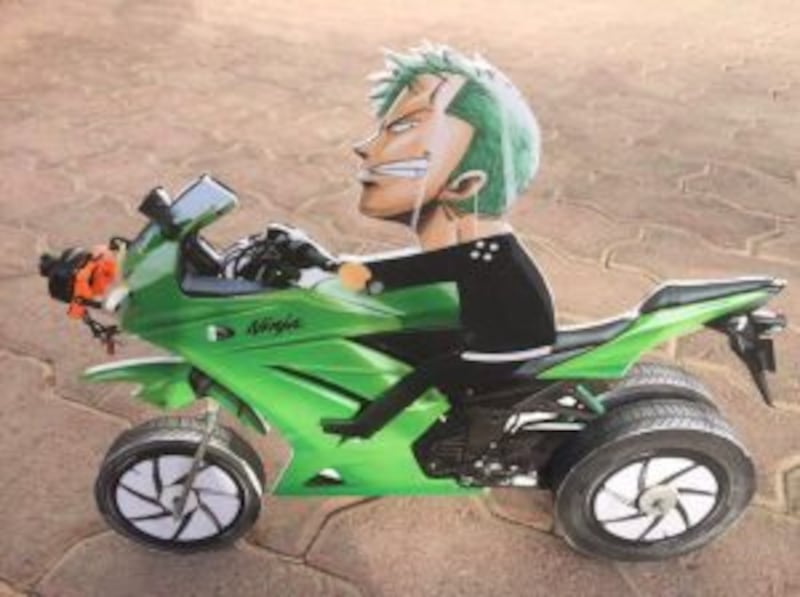 شاب عُماني شغوف بالطائرات اللاسلكية ويقوم بصناعتها