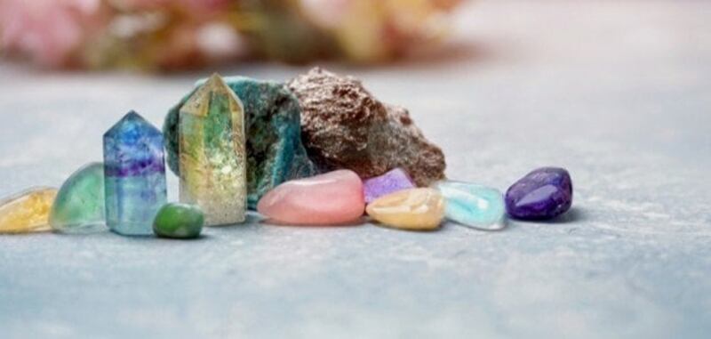 تنبيه حول بيع المعادن الثمينة والأحجار الكريمة عبر مواقع التواصل الاجتماعي