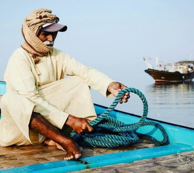 عندما يتفنن الصياد: العم خاطر يستثمر خبرته في جذب “التونة العنيدة”