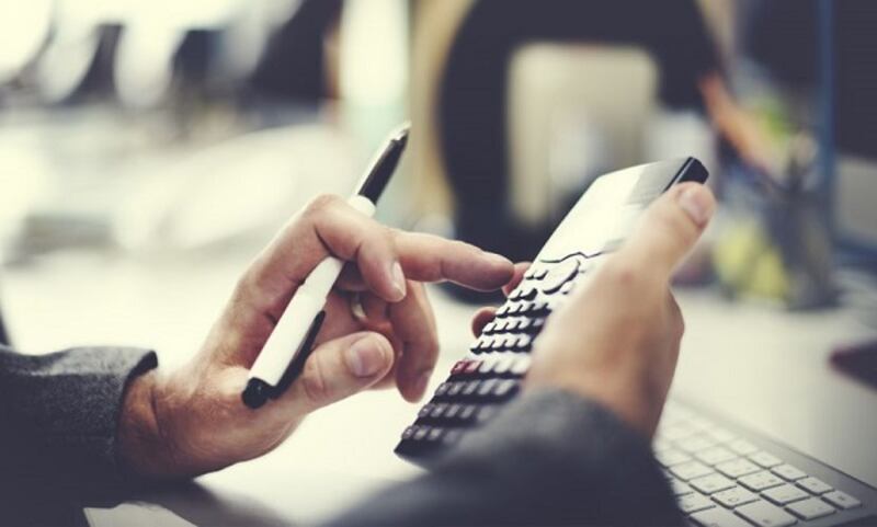 ما الحالات التي يحق فيها لصاحب العمل الخصم من راتب العامل؟