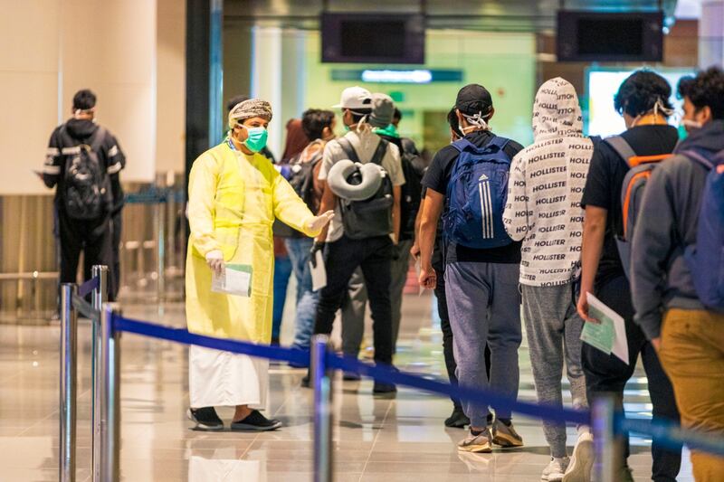 الحكومة بإجراءاتها والمواطنون والمقيمون بالتزامهم: جهود مواجهة كورونا تتواصل