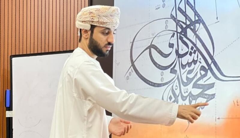 بين الشغف والتراث: خطاط عماني يروي حكايته مع الحروف