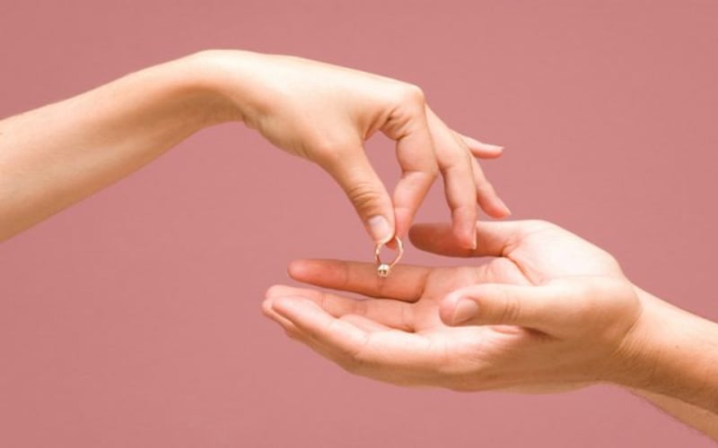 ماذا يقول القانون العماني في الخلع بين الزوجين؟