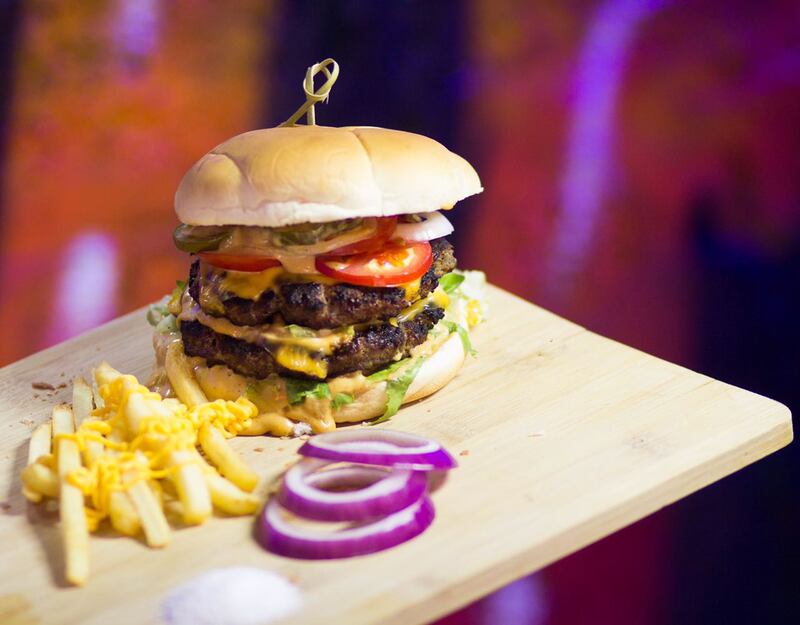 عُمانيان أسسا “كشته برجر”، ووظفا مجموعة من الشباب، فما هي قصتهما؟