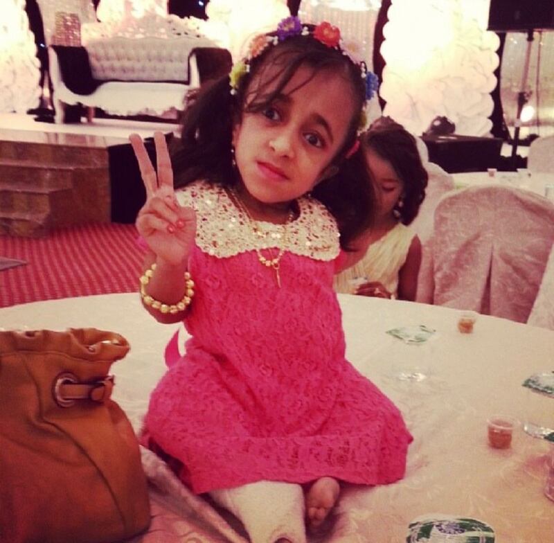 بالصور: آية الجديدية وُلدت بمرض “العظم الزجاجي” وتحلم بالدراسة الجامعية