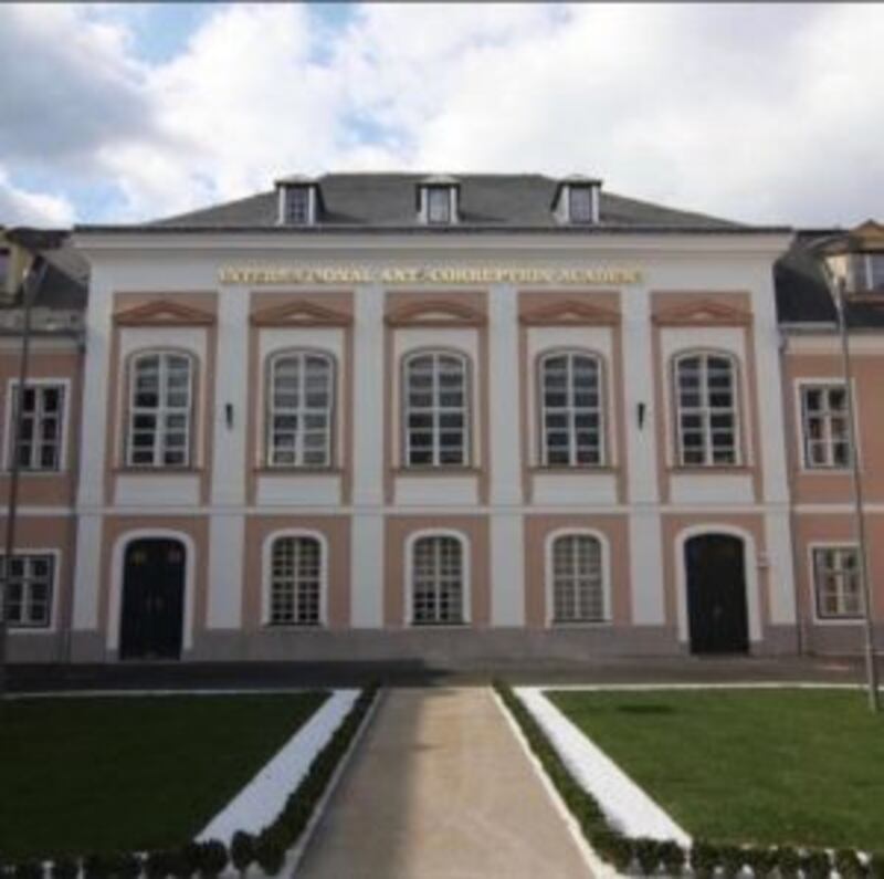 بعد اعتمادها في السلطنة: أول عماني يلتحق بالأكاديمية الدولية لمكافحة الفساد