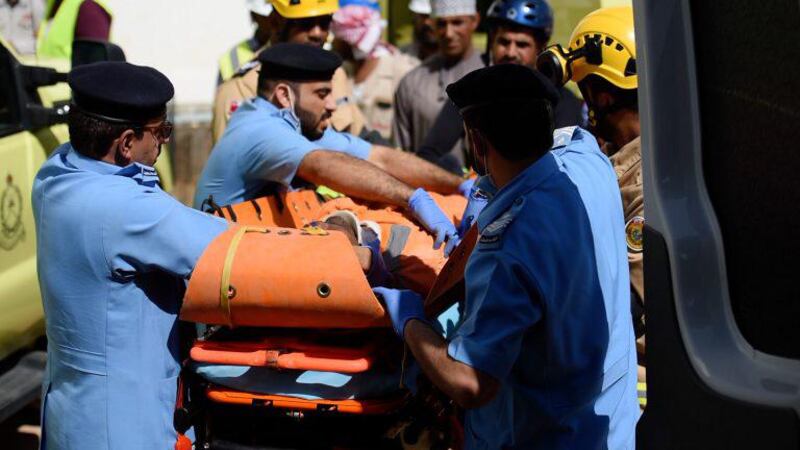 إنقاذ شخص سقط في حفرة إنشائية بمطرح