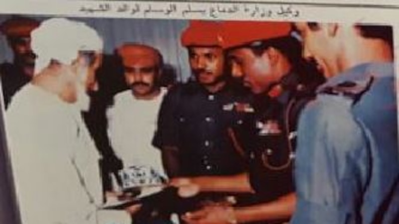 من هو العُماني الذي كرّمه رئيس مصري سابق بوسام الشجاعة؟