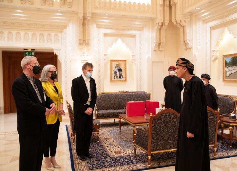 سمو السيد فهد بن محمود يكرّم القائمين على “ريغوليتو”