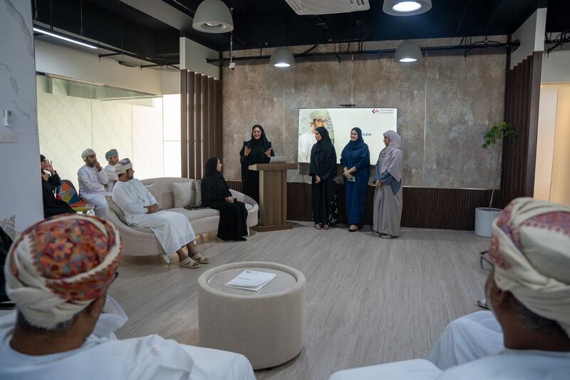 وكيل “العمل” لتنمية الموارد البشرية يزور معسكرات “مكين”