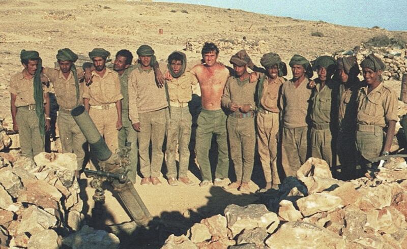 يصف فيها أحداثًا كثيرة من الخمسينيات حتى الثمانينيات: مذكرات رائد في الجيش السلطاني العماني