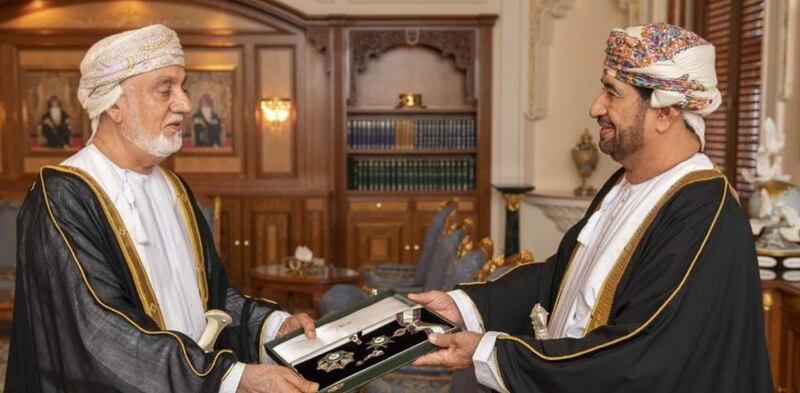 جلالة السلطان يمنح وسامًا