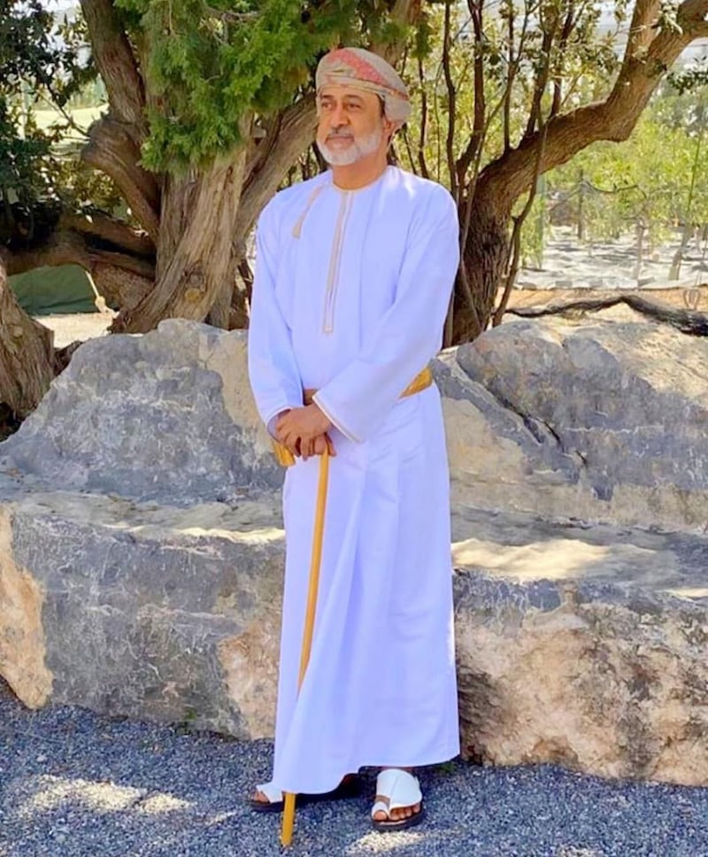 شجرة مُعمِّرة تظهر في الصورة المُتداوَلَة لجلالة السلطان
