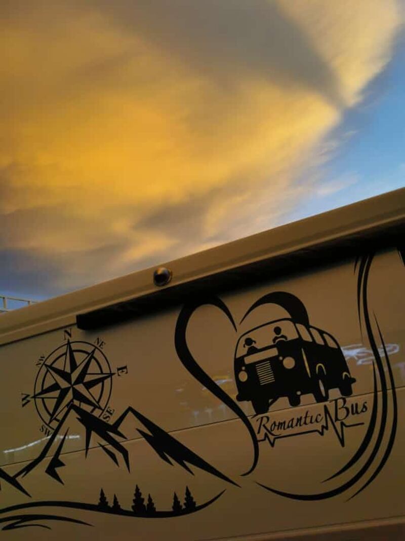 “الباص الرومنسي” مشروع لشابين عمانيين، فما هو؟