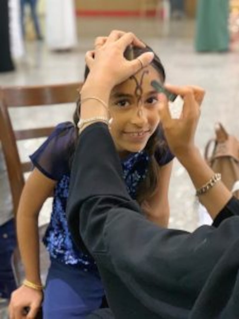 بالصور: أعمال فنية عُمانية معروضة للزوار في القرم