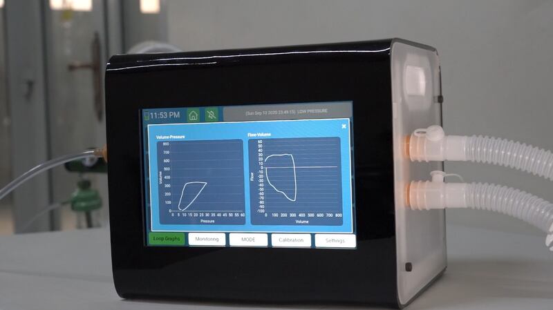 بالصور: شركة عُمانية تبتكر جهاز تنفس اصطناعيًا بميزة مُتفرِّدة