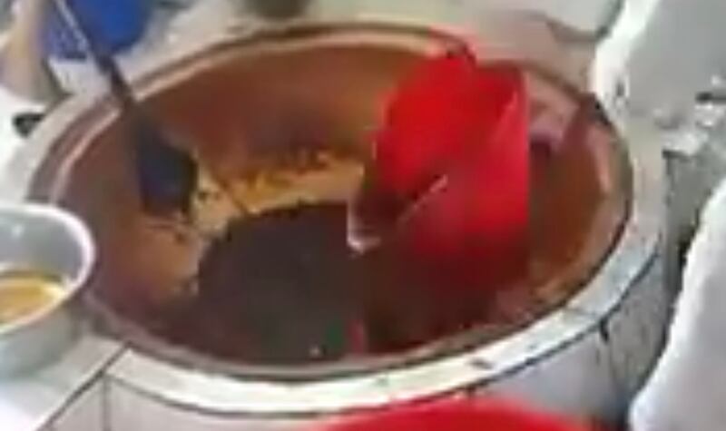 فيديو “الحلوى والبلاستيك” في السلطنة أم البحرين، وما هي الحقيقة؟