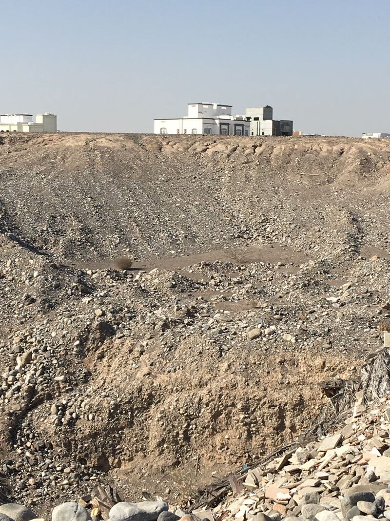 حي سكني في المعبيلة بلا خدمات..ومواطنون يؤكدون: المنظر لا يليق بمسقط وأضرار جسيمة لحقت بنا