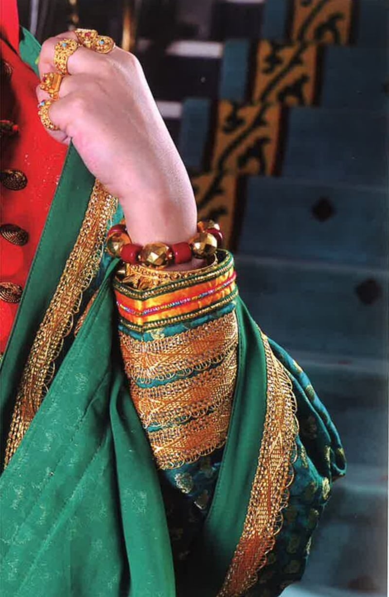 بالصور: تنوع زاهٍ بين أنماط الزي النسائي للمرأة العمانية