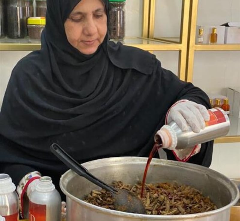 رائدة أعمال تُصدّر أكثر من 40 منتجًا تقليديا عمانيا إلى الخارج