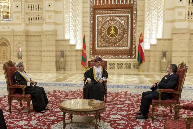 بالصور: جلالة السلطان يتقبل أوراق اعتماد عدد من السفراء