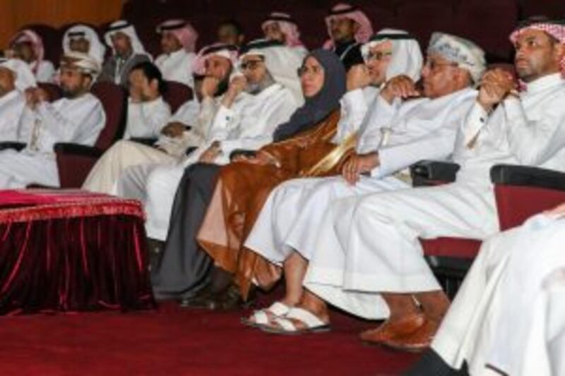 بالصور: تخريج 45 طالبًا سعوديا من كلية بالسلطنة