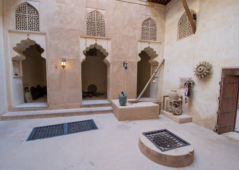 بالصور: الحصن العُماني الذي تميّز بتصميمه المعماري وزخارفه الفنية