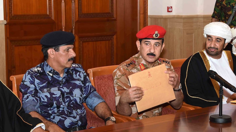 على ظرف بُني: عبارة تكشف أين حُفِظت رسائل السلطان قابوس الخمس