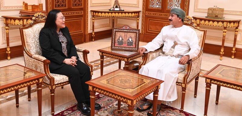 وزير المكتب السلطاني يستقبل 3 سفراء